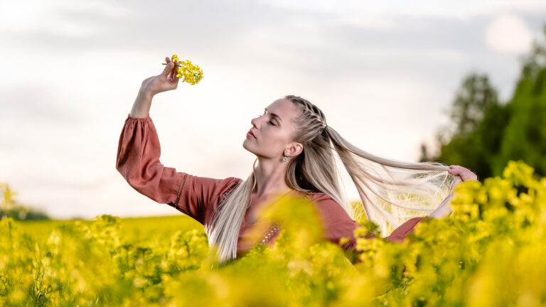 Fotosessioon rapsipõllul